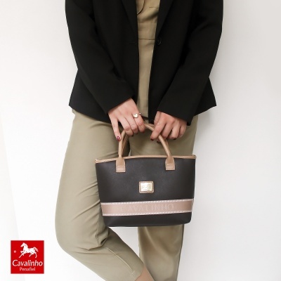 Mala de mão Cavalinho em pele preta com alças e detalhes bege