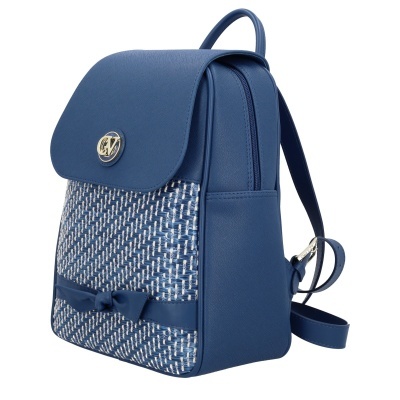 Mochila azul com padrão trançado branco e azul e detalhes em couro azul.