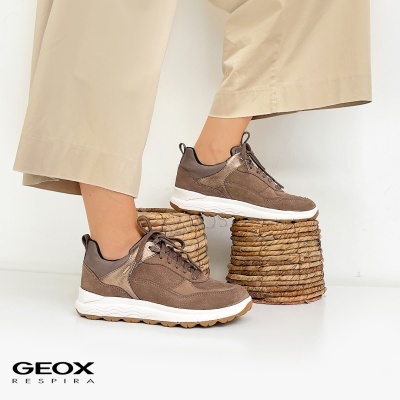 Ténis marrons GEOX RESPIRA com sola branca