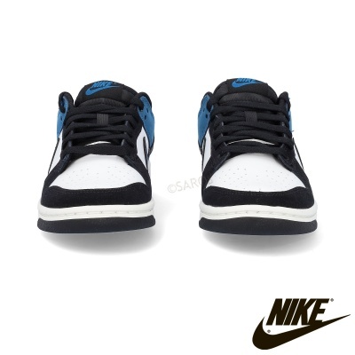 Sapatilhas Nike preto, branco e azul, com atacadores pretos e logo Nike azul na língua