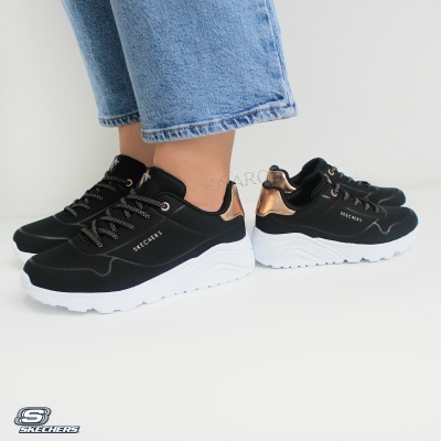 Ténis Skechers pretos com detalhes dourados e sola branca