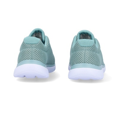 Ténis desportivos verdes com sola branca vistos por trás