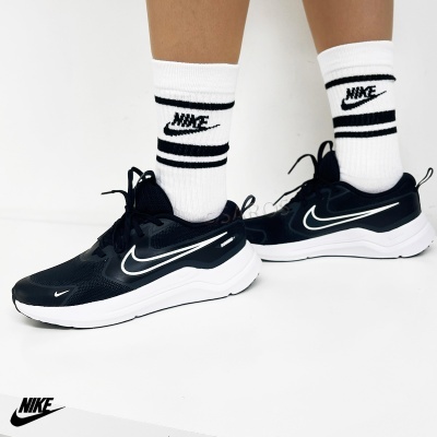 Ténis desportivos pretos Nike com sola branca e meias brancas Nike