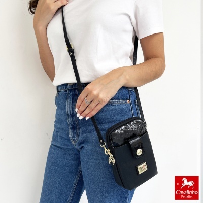Mala pequena preta em pele com detalhe em verniz floral e logótipo Cavalinho Penafiel