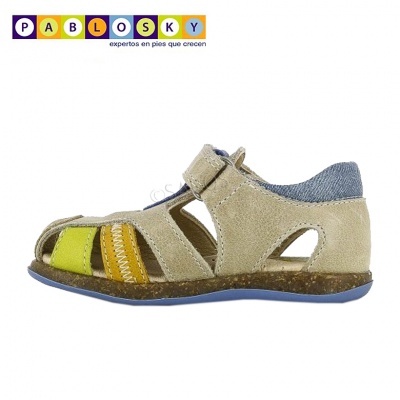 Sandália infantil bege com detalhes amarelo e castanho, sola azul e fecho de velcro
