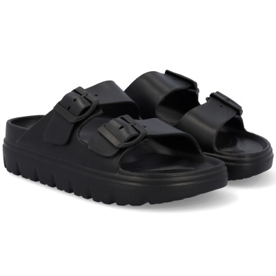 Sandálias pretas tipo slide com duas fivelas e sola grossa