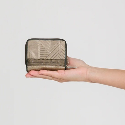 Carteira pequena bege e castanha com padrão geométrico e fecho metálico
