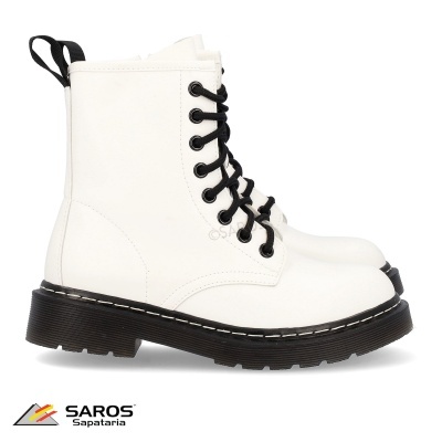 Bota branca com atacadores pretos e sola preta sobre fundo branco