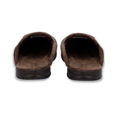 Chinelos castanhos com interior almofadado e sola escura sobre fundo branco