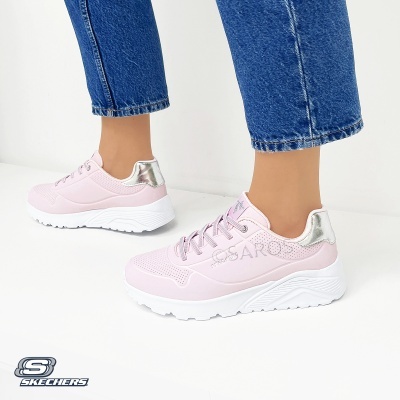 Ténis Skechers rosa claro com detalhe prateado e sola branca
