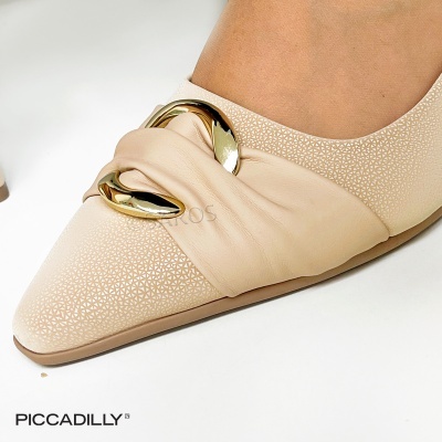 Sapato feminino bege com padrão triangular e adorno metálico dourado
