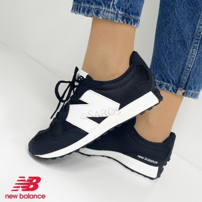 Sapatilhas desportivas New Balance a preto e branco com logo no calcanhar