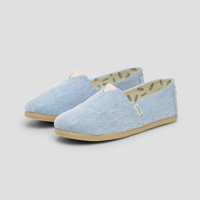 Par de sapatos de tecido azul claro para crianças