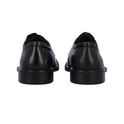 Sapatos pretos em pele vistos de trás sobre fundo branco
