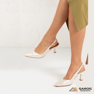 Sapatos de senhora em pele verniz branca com salto baixo e tira de aperto