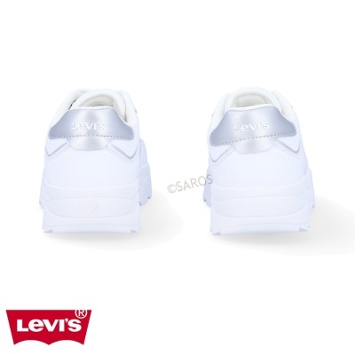 Ténis Levi's brancos com detalhes prateados no calcanhar