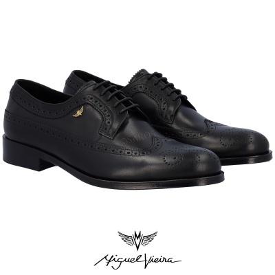 Sapatos sociais pretos de pele com detalhes brogue e atacadores