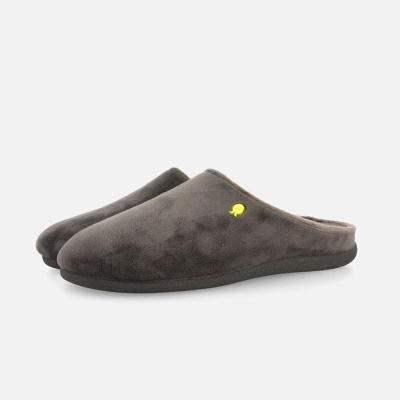 Pantufas cinza de tecido com sola preta e logótipo amarelo
