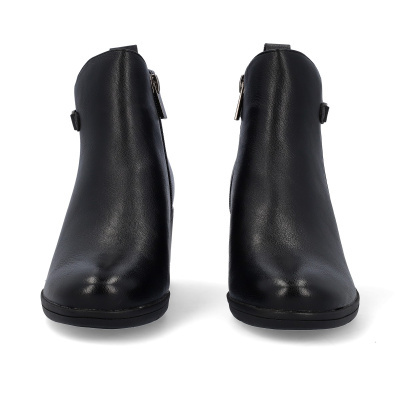Botins pretos em pele com fecho lateral