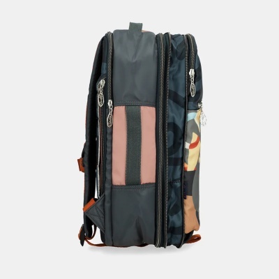 Mochila colorida com padrão camuflado e vários fechos de correr