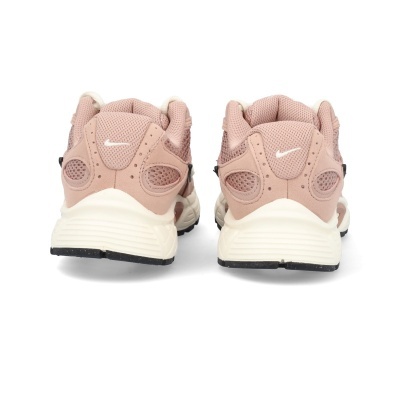 Ténis desportivos cor rosa vistos de trás, com sola branca e logótipo Nike branco