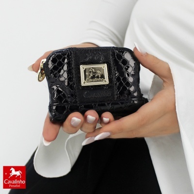 Carteira pequena preta com textura e placa metálica CAVALINHO