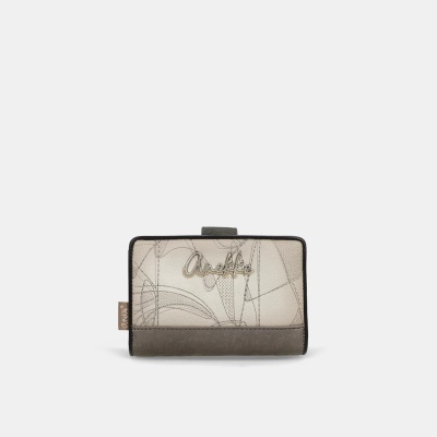 Carteira bege e cinza com padrão abstrato e logo metálico Anekke