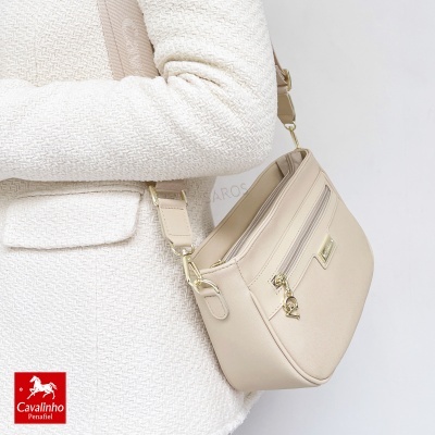 Mala de ombro bege em pele sintética com fecho dourado e alça bege ajustável, vista lateral