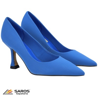 Sapatos de salto alto azuis com bico fino e salto fino tronco