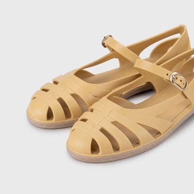 Sandálias de borracha bege com tiras cruzadas e fecho em fivela prateada