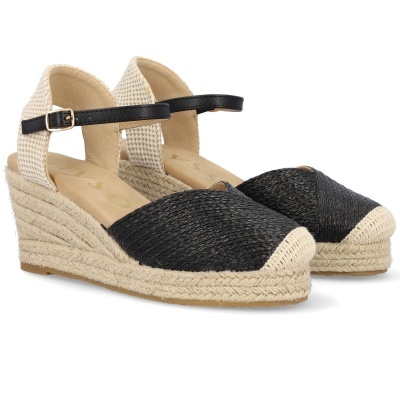 Sandálias pretas com salto cunha de corda e tira preta com fivela