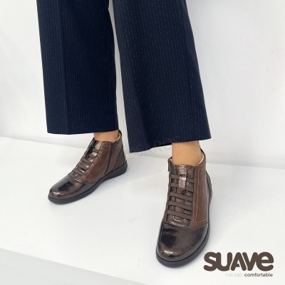 Botas femininas castanho e preto com brilho e detalhes espinha de peixe