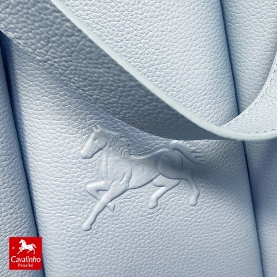 Bolsa de pele azul clara com relevo cavalo e logo Cavalinho Penafiel.