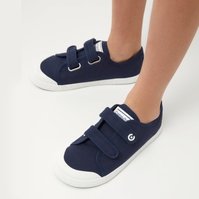 Sapatilhas azuis com sola branca e fecho de velcro duplo