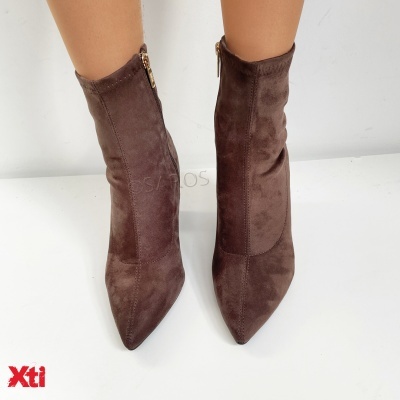 Botins castanhos de camurça com salto alto fino e fecho dourado lateral