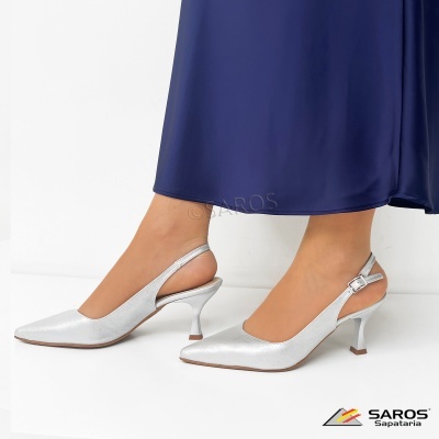 Sapatos de salto médio prata com tira ajustável e vestido azul
