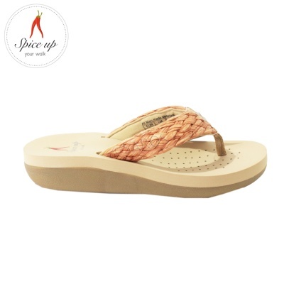 Chinelo creme com tiras metálicas alaranjadas entrelaçadas