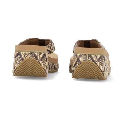 Sandálias femininas com padrão animal print, sola branca e biqueira castanha