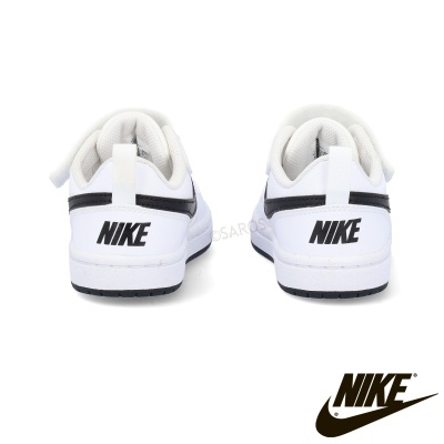 Tênis desportivos Nike brancos com detalhes em preto vistos de trás