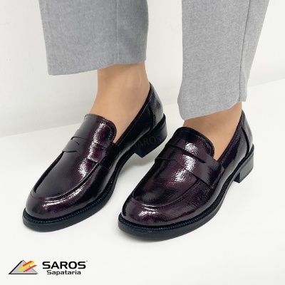 Mocassins em pele verniz castanho escuro com sola preta e salto baixo.