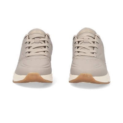 Par de sapatilhas cinza claras com atacadores e sola branca