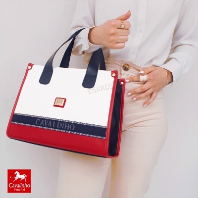 Mala de mão Cavalinho branca, vermelha e azul escuro com alças azul escuro.