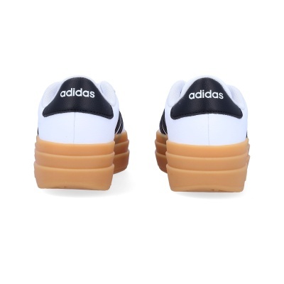 Sapatilhas Adidas brancas com pormenores pretos e sola cor de caramelo vistas de trás