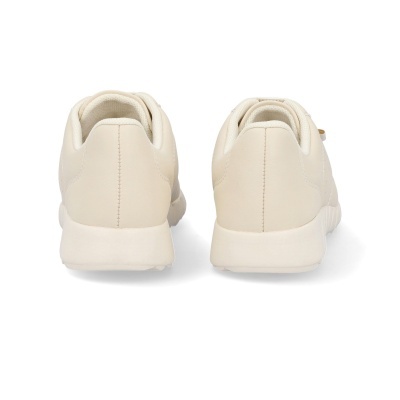 Ténis bege vistos de trás, com sola branca e costura central vertical