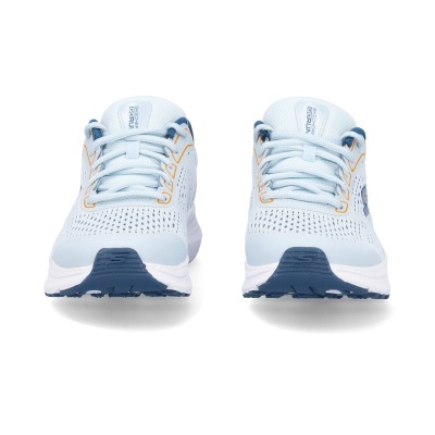 Ténis Skechers GOrun azuis claros vistos de frente em fundo branco.