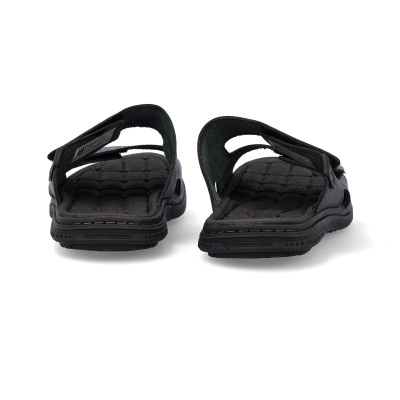 Chinelos pretos vistos de trás com textura acolchoada