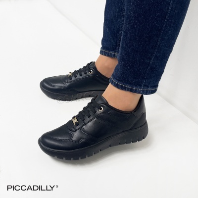 Sapatos pretos de pele tipo sneakers com atacadores pretos e sola grossa