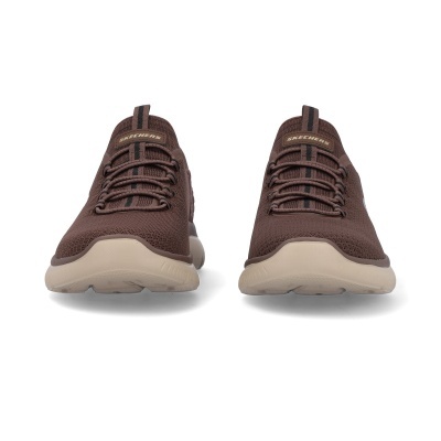 Ténis Skechers castanhos com sola clara em fundo branco