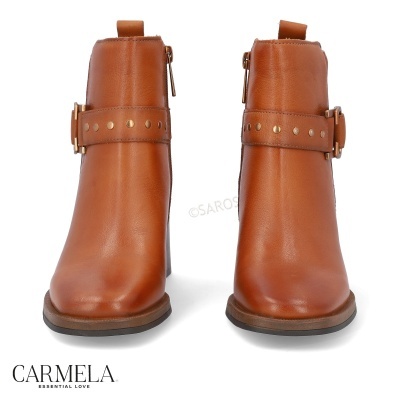 Botins de senhora em pele castanha com fivela e tachas douradas
