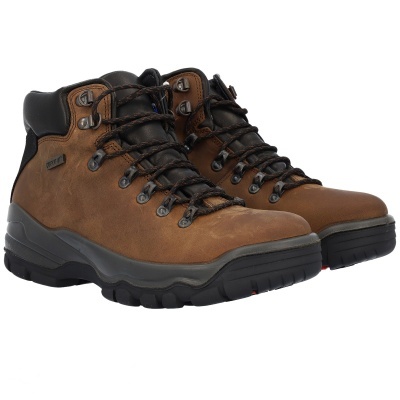 Botas de caminhada castanhas em couro com sola preta e atacadores pretos.